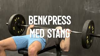 Slik gjør du benkpress med stang