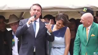 Bolsonaro puxa coro de “imbrochável” após beijo em Michelle