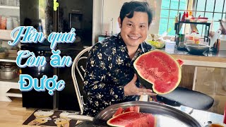 Tiếp tục xẻ trái dưa hấu 🍉 còn lại luôn cả nhà ơi mùng 12 Tết luôn rồi 😃