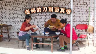 I planted several kinds of dishes. My mother made Daoxiao Noodles for lunch. The noodles were thin