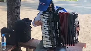 Accordion公园大爷以为我是小学生？当我弹起中间键盘琴，大爷大妈们全被吸引！【李楚然手风琴】