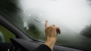 下雨天車窗起霧別再用毛巾擦，教你一招，玻璃清晰透亮