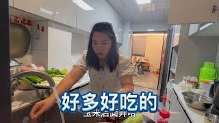 英子今天带小孩去买了好多好吃的回来，小孩高兴得一路狂奔