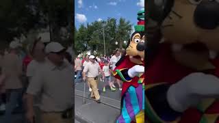 Disney goofy comes up to us - So cute #disneyworld #disney #themepark #goofy #cute