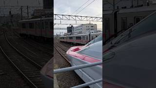 秋田駅　在来線と新幹線こまちが並んで発車　train #shorts