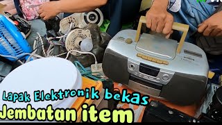 Lapak elektronik bekas di pasar loak jatinegara