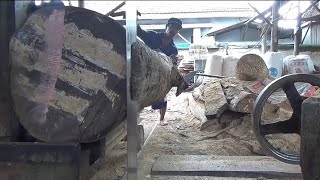 istimewahh !!!. proses penggergajian kayu jati kering bahan pintu kupu tarung