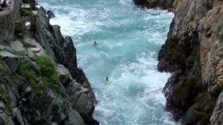 Death-Defying La Quebrada Cliff Divers in Acapulco, Mexico Daytime Diving