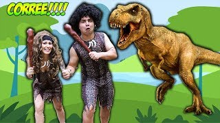 VIAJAMOS NO TEMPO E FOMOS ATACADOS POR DINOSSAURO - Histórinha em Português (Vídeo infantil)