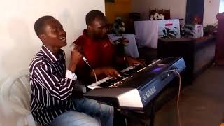 Umuramyi Ghad mu ndirimbo tuzaririmba.Humura woe urushye ya nkomezi. hamwe na pianist Cloude  babiko