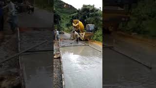 La station de mélange de béton est utilisée pour paver les routes en ciment