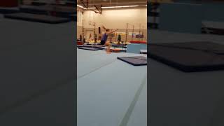 Chayenne (junior G) salto voorover op vloer