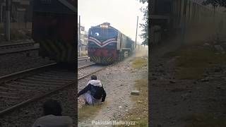 Allama Iqbal Express 9up passing 7up Gulberg Lahore #train #railway #highspeed #railfans