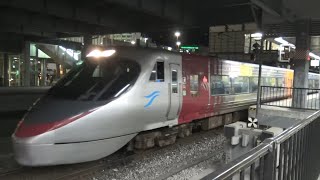 流線形を頭に夜の岡山駅を出発していく瀬戸大橋線下り特急しおかぜ8000系