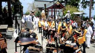 平成２３年　青梅・武蔵御嶽神社　日の出祭　神殿を周回する行列=神輿