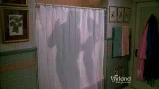 The King of Queens: Doug Sings in the Shower