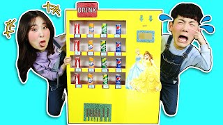 悅兒VS坤坤！超大自動販賣機遊戲 Pretend Play with Giant Vending Machine Kids Toy!!! 小伶玩具 | Xiaoling toy