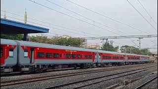 New Milky White LGD WAP-7 Gowthami SF Express silently skips Hafizpet