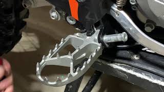 How to remove and install foot pegs