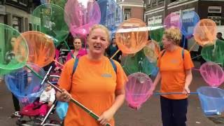 Blikvangers op de markt in Schiedam - Irado