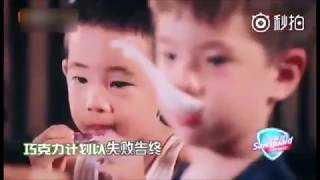 Jasper陳小春兒子暖男安慰嗯哼