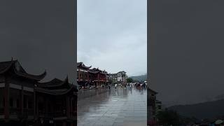 张家界国家森林公园，下雨都没法阻止游客的热情#张家界 #张家界旅游攻略 #zhangjiajie #旅行 #chinatravel