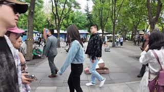 致敬張雨生！上海街頭藝人翻唱《我的未來不是夢》Shanghai Street Performers Singing \