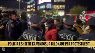 Policia zhvendos protestuesit me forcë dhe përpiqet të lirojë qarkullimin e automjeteve