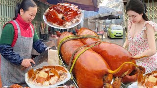 In the culinary paradise, a woman sells the best roast pork in the neighborhood, very popular.