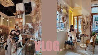 【VLOG】🐶狗狗Griffin陪我做一日港女🥰| 打卡必去佐敦新CAFE ｜近期熱門少女系花海CAFE｜寵物超友善｜極度預約困難店｜一日内去遍兩間佐敦寵物餐廳！