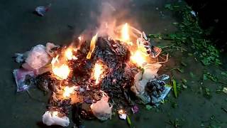 इतनी भयानक स्मॉग में भी लोग खुलम खुला कचरा जलाते है (Burning of wastage openly on Road) (Hindi)