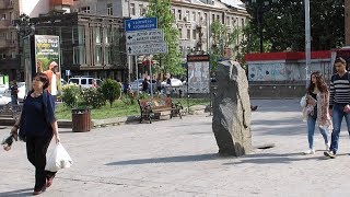 Yerevan, 27.05.17, Sa, Erku tegh kentronum, haneluk Masivum.