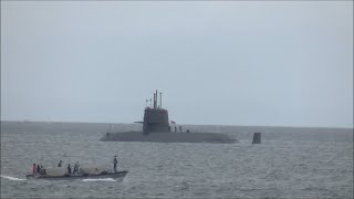 【海上自衛隊】荒天の鹿児島湾(錦江湾)を航行するAOE-422 補給艦とわだ搭載内火艇 JMSDF JS TOWADA launch