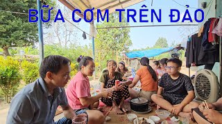 Bữa cơm ngon ,xúc động ,cô Năm nhận quà ý nghĩa trên Đảo - đông bắc quê tôi