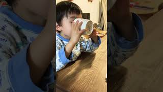 子どもが牛乳を飲むだけの動画