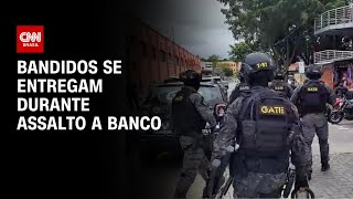 Bandidos se entregam durante assalto a banco | BASTIDORES CNN