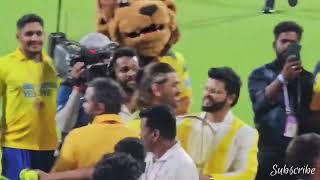 Dhoni Gets Surprised By Suresh Raina and Dhoni Hugs Him🥺