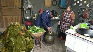 爸爸媽媽在做老壇酸菜，青菜吃不完，這樣做可以保存一年沒問題 【90後寶媽雯雪】