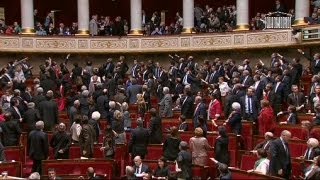 La Francia dice sì alle nozze gay, la protesta non si placa