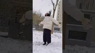 下雪了，学校停课孩子在家堆雪人