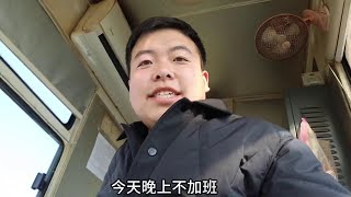 工地下班后，湖北女指挥来我们宿舍做“鄂菜”，今晚宿舍格外的热闹，工友们都称赞这手艺和下馆子一样！#塔吊司机 #换种方式记录生活 #记录真实生活 #生活vlog日常记录 #工地宿舍聚餐