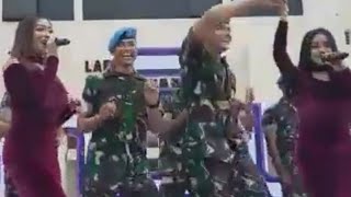 Duo srigala.. Goyang di markas TNI