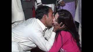 Full Hot And Mast Kissing Mujra Dance Pakistani Wedding Party 2020