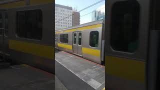 両国駅｜総武線（中央・総武緩行線。JR東日本E231系電車）13:07発 東行 各駅停車の到着。R5/7（東京都）Sōbu Line Ryogoku Station Tokyo JAPAN TRAIN