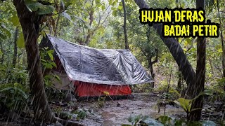 camping hujan lebat badai petir di pinggir sungai