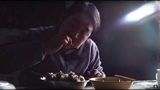 Wild Cooking-authentic lamb hand pilaf, one person is eating on the snowy mountain, so cool