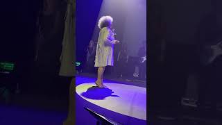 Amanda Miguel cantando volveré desde el paramount en Denver 2022