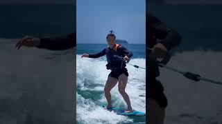 UFC张伟丽：冲浪运动对平衡和重心的控制训练很好 surfing on balance and center of gravity control training is very good