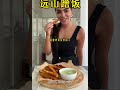 室友每天蹭我饭 体检出来胃出血 她妈责备我给她女儿吃垃圾食物 伤了她的胃 她爸对我拳打脚踢 她暴躁男友把我推下楼 再度睁眼 我回到室友蹭饭的第五天