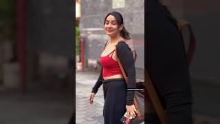 Neha Sharma ki gale ki chain ko accha jagah mil gaya hai...| Bollywood | Honey Singh Songs